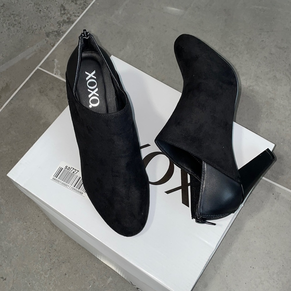 XOXO Jamesy Size 9 black suede ankle boots with heel.